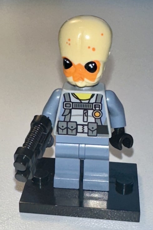 Bith technician aiming a blaster while analyzing the battlefield