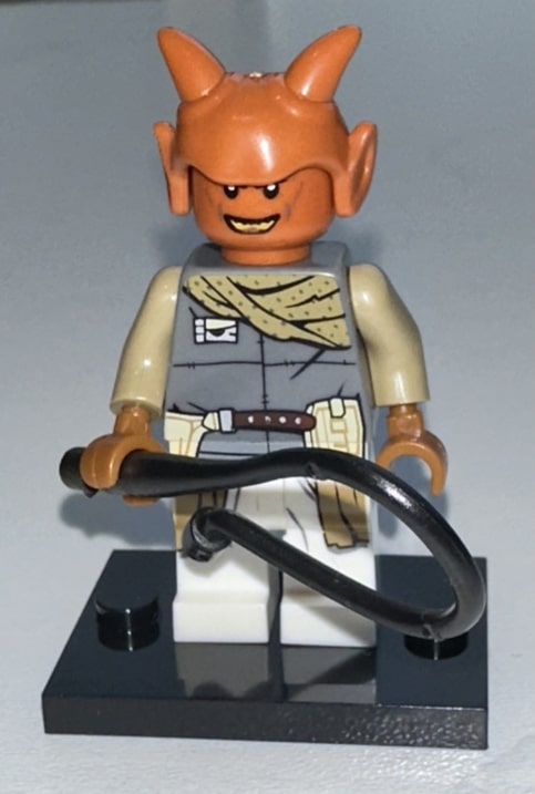 Devaronian brawler fighting with a melee weapon