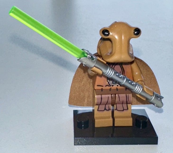 Ithorian in a protective stance