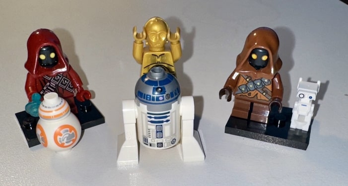 Jawas trading droids beside a sandcrawler