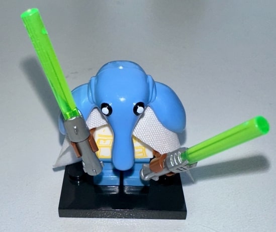 Ortolan Jedi weilding dual short green lightsabers.