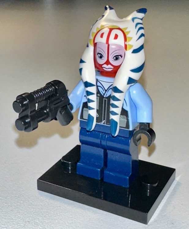 Togruta hunter or Jedi using a ranged weapon in coordinated motion