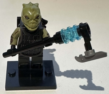 Trandoshan Vanguard minifig with vibro-axe and blaster pistol — front view