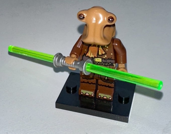 Ithorian Jedi Guardian minifig with a double-bladed lightsaber